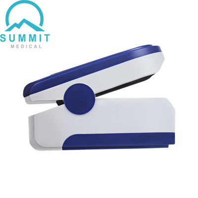 Ένας ιατρικός σφυγμός Oximeter άκρων δακτύλου των οδηγήσεων χρώματος για τον παιδιατρικό ενήλικο