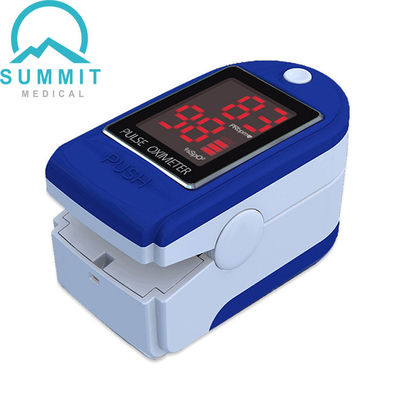 Ένας ιατρικός σφυγμός Oximeter άκρων δακτύλου των οδηγήσεων χρώματος για τον παιδιατρικό ενήλικο